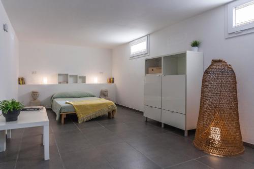 ガリポリにあるAppartamento La Biancataのベッドルーム1室(ベッド1台、テーブル付)