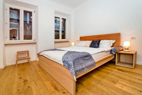 um quarto com uma cama grande e 2 janelas em Apartment Danalu em Rovinj