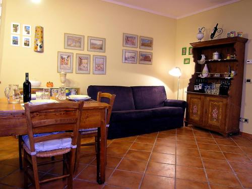 een woonkamer met een bank en een tafel bij Belvilla by OYO Otto a Loro Ciuffenna in Loro Ciuffenna
