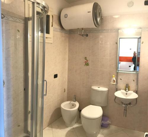サンレモにあるFlat acquamarinaのバスルーム(トイレ、洗面台、シャワー付)