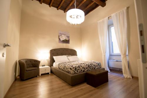 ローマにあるMagia a Campo de' Fioriのベッドルーム1室(ベッド1台、椅子付)