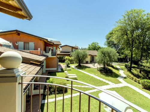 balkon z widokiem na dziedziniec w obiekcie Belvilla by OYO Cozy Holiday Home with barbecue w mieście Polpenazze del Garda