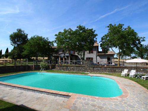 バニョレージョにあるFarmhouse in Bagnoregio with Private Pool ideal for groupsの家の前のスイミングプール