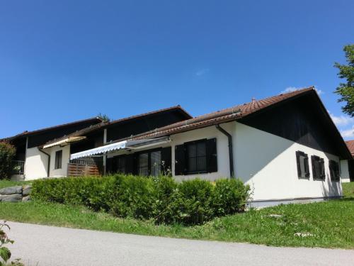 ein weißes Haus mit schwarzem Dach in der Unterkunft Modern Holiday Home in Lechbruck with Terrace in Bichel