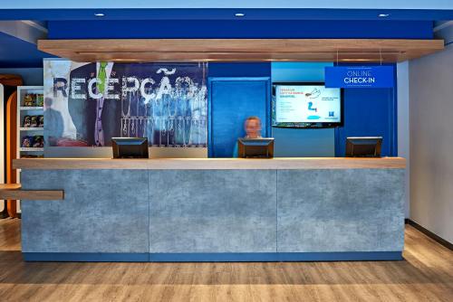 a rendering of a reception desk in a dental office at ibis budget Curitiba Centro in Curitiba
