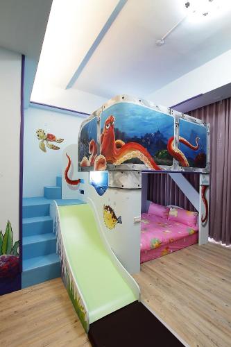 a childrens room with a bed with an aquarium at Jack Castle in Tainan