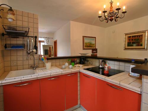 Кухня или мини-кухня в Cozy Villa in Fabriano Italy with Swimming Pool
