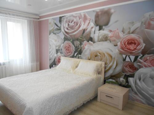 سرير أو أسرّة في غرفة في Apartment on Sorok Let Oktyabrya