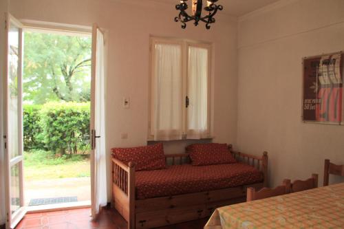 マルチェッリにあるAntonella Apartmentのベンチ、窓、ドアが備わる客室です。
