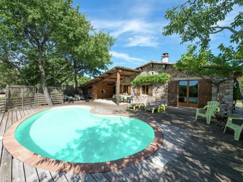 uma piscina em frente a uma casa em Nice holiday home with pool in Ard che em Saint Alban Auriolles