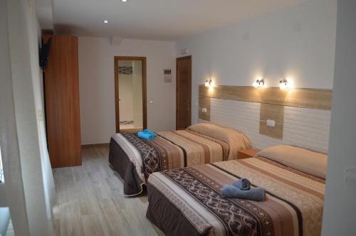A bed or beds in a room at Hostal Rural Amador