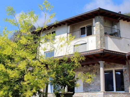 Apartment mit Balkon und Bäumen in der Unterkunft Belvilla by OYO Belvedere 2 in Marone
