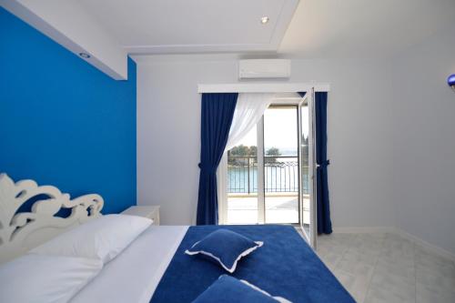蒂瓦特的住宿－Pontus Luxury Apartments，一间卧室配有一张蓝色墙壁的床