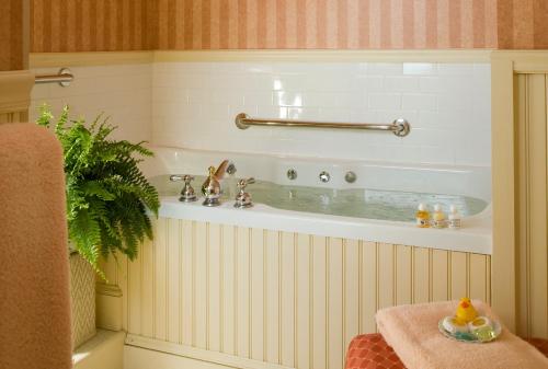 Bilik mandi di Berry Manor Inn