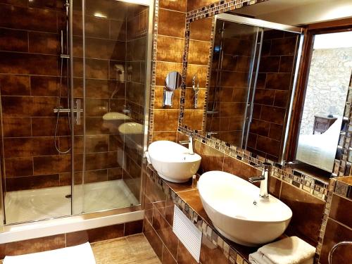 a bathroom with two sinks and a shower at Domaine de Vareilles in Vareilles