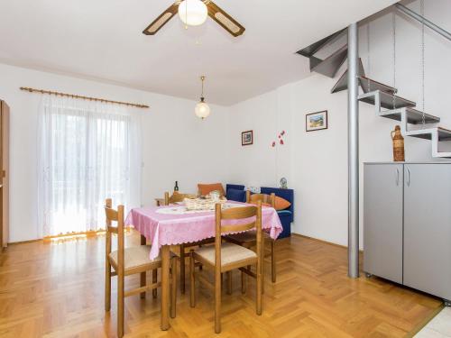 eine Küche und ein Esszimmer mit Tisch und Stühlen in der Unterkunft Apartment in Šilo near the Sea in Šilo