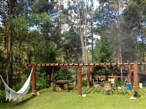 Taman di luar Pousada Chalés da Lua