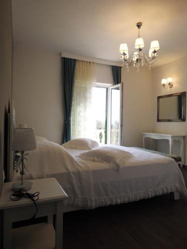 a bedroom with a bed and a window and a table at Apartments Villa Barbara in Sumartin