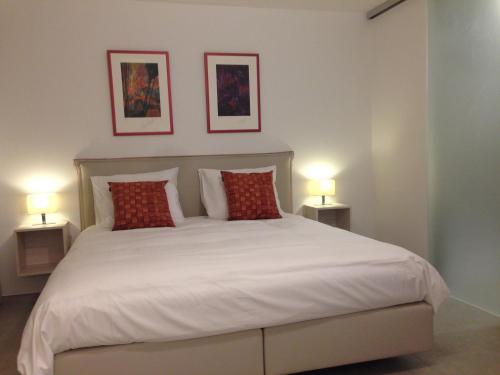 A bed or beds in a room at Comfort Aan Zee Guestrooms