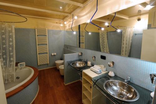 een badkamer met 2 wastafels en een bad bij Casa Museo Palazzo Valenti Gonzaga in Mantova