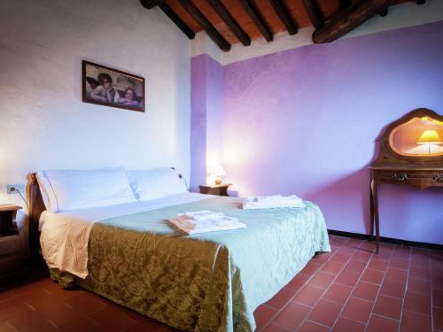 DicomanoにあるBelvilla by OYO Brunelleschiの紫の壁のベッドルーム1室(ベッド1台付)