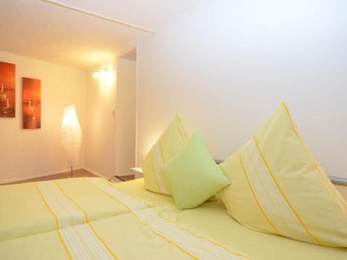 Stylish holiday home near a ski resort في شمالنبرغ: غرفة نوم عليها سرير ومخدات