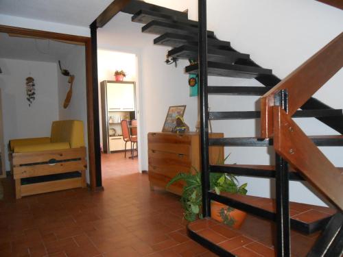 een woonkamer met een wenteltrap in een huis bij Casa na Praia do Mindelo in Mindelo