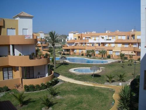 an apartment complex with a swimming pool and a resort at Urbanización Naturista Parque Vera in Vera