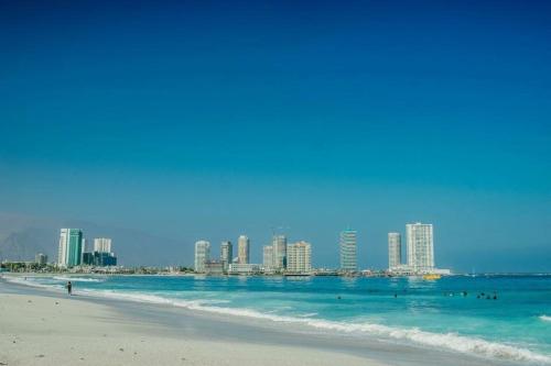 vistas a una playa con una ciudad en el fondo en Hospedaje 2174, en Iquique