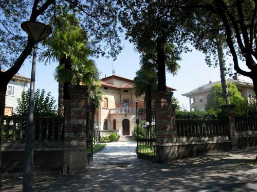 um portão para uma mansão com uma cerca em Belvilla by OYO Villa Melina em Desenzano del Garda