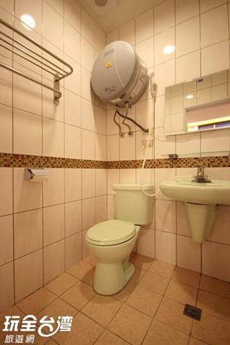 a bathroom with a toilet and a sink at ZaiXiang in Tamsui