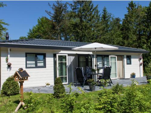 Tidy chalet with dishwasher, surrounded by forest – Photos 2