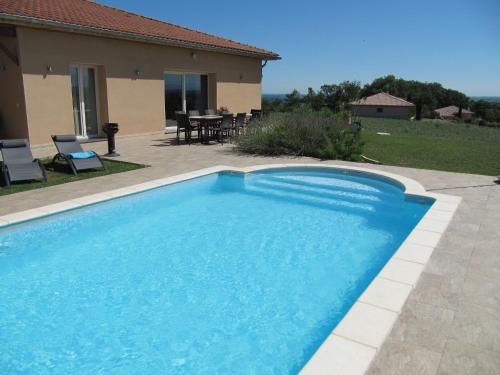 ein großer blauer Pool vor einem Haus in der Unterkunft Luxury villa with pool in Thermes Magnoac in Thermes-Magnoac