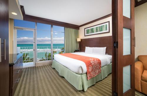 een slaapkamer met een bed en uitzicht op de oceaan bij Newport Beachside Hotel & Resort in Miami Beach