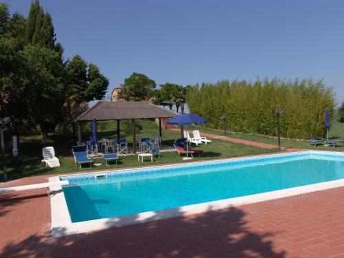 Molino MazzettiにあるFarmhouse with swimming pool and air conditioningのスイミングプール(椅子付)、ガゼボ