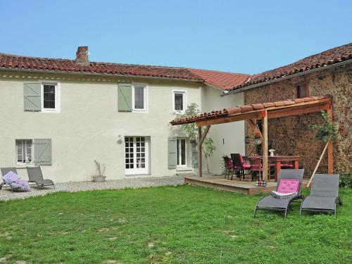 una casa con cortile, sedie e patio di Pool Villa in Artigat Valley ad Artigat