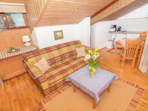 ルーポルディングにあるCosy little holiday home in Chiemgau balcony sauna and swimming poolのリビングルーム(ソファ、テーブル付)