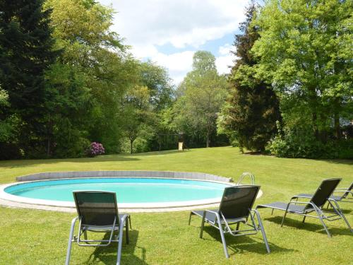 斯塔沃洛的住宿－Luxury villa with swimming pool，一组椅子坐在游泳池周围