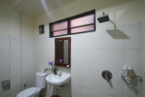 Bathroom sa Pondok Muwa Guest House