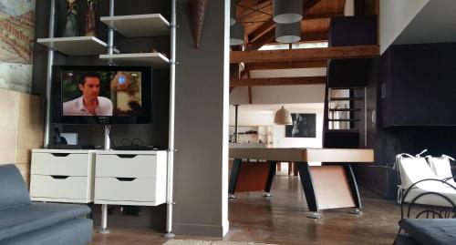 un soggiorno con una TV su una cassettiera di Spacious Dream Villa near Monaco a Roquebrune-Cap-Martin