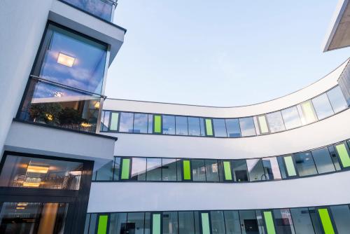 una vista exterior de un edificio con muchas ventanas en Ferien am Kurpark, en Bad Gleichenberg