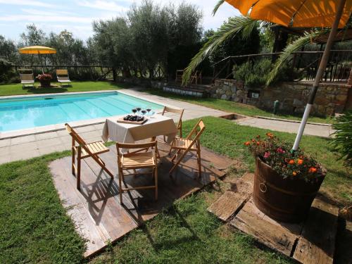 La alberca dentro o cerca de Apartment near Lake Trasimeno with Pool
