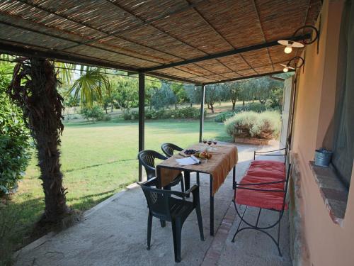 Un jardín fuera de Apartment near Lake Trasimeno with Pool