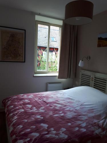 リボーヴィレにあるChez Noah Le Vigneronのベッドルーム(大型ベッド1台、窓付)