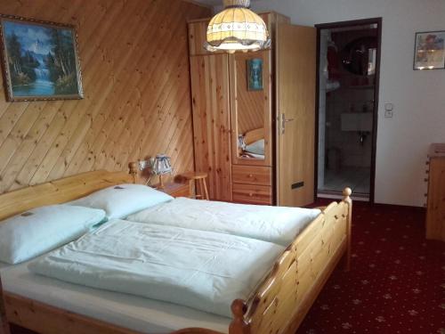 ein Schlafzimmer mit einem großen Bett in einem Zimmer in der Unterkunft Alpenblick in Schladming