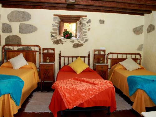 Habitación con 2 camas en una habitación en Casa Emblemática La Pileta - Doramas, en Agüimes