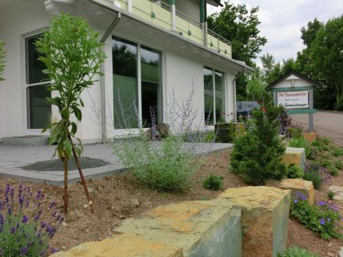 einen Garten vor einem Gebäude mit Blumen in der Unterkunft Modern Apartment in Schwalefeld Germany near Ski Area in Willingen