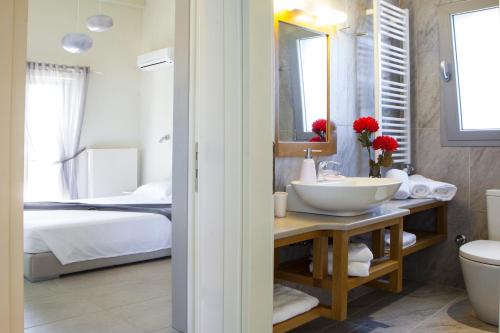 A bathroom at Villa Lefteris