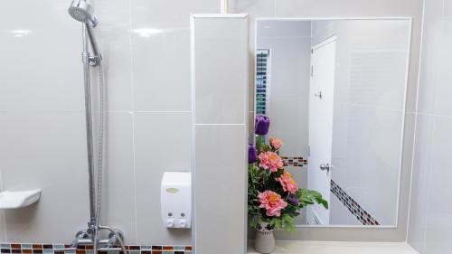 Ένα μπάνιο στο Tuana Hotels Brook Pool Access