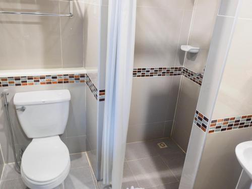 Ένα μπάνιο στο Tuana Hotels Brook Pool Access